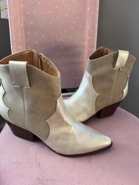 Indigo Rd Iralannie-R Western Ankle Boots Size 11 Beige Suede Metallic Toe Boot